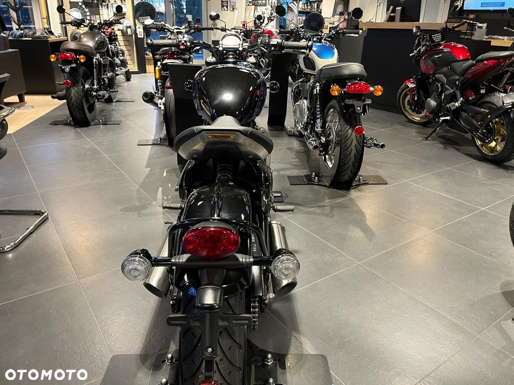 Triumph Bonneville Bobber - 3