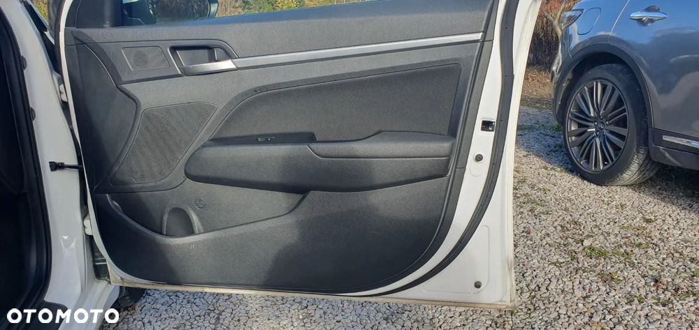 Hyundai Elantra 1.6 Classic + - 10