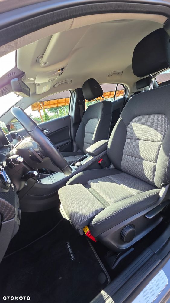 Mercedes-Benz GLA 200 7G-DCT - 23