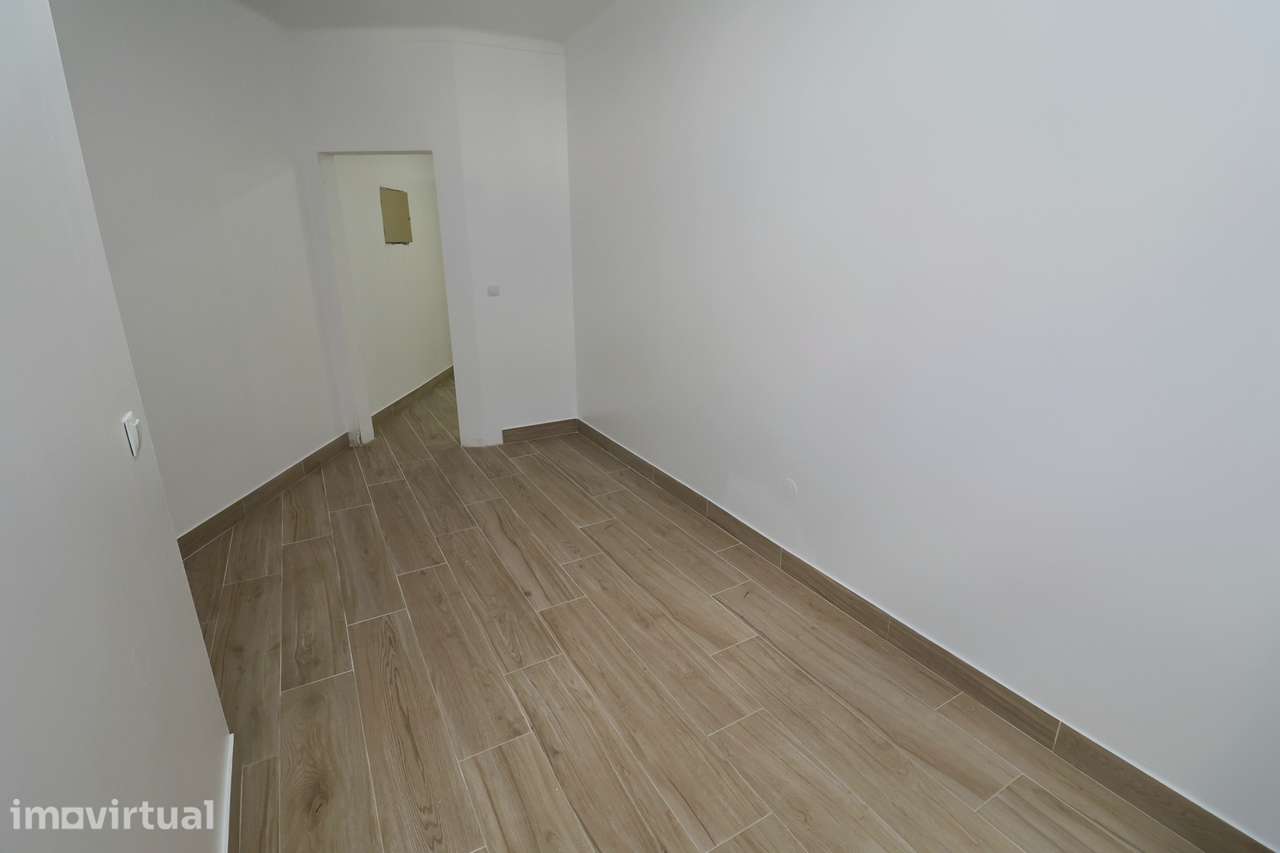 Venda de atelier convertido em habitação a estrear T4 Venteira Amadora - Grande imagem: 5/19