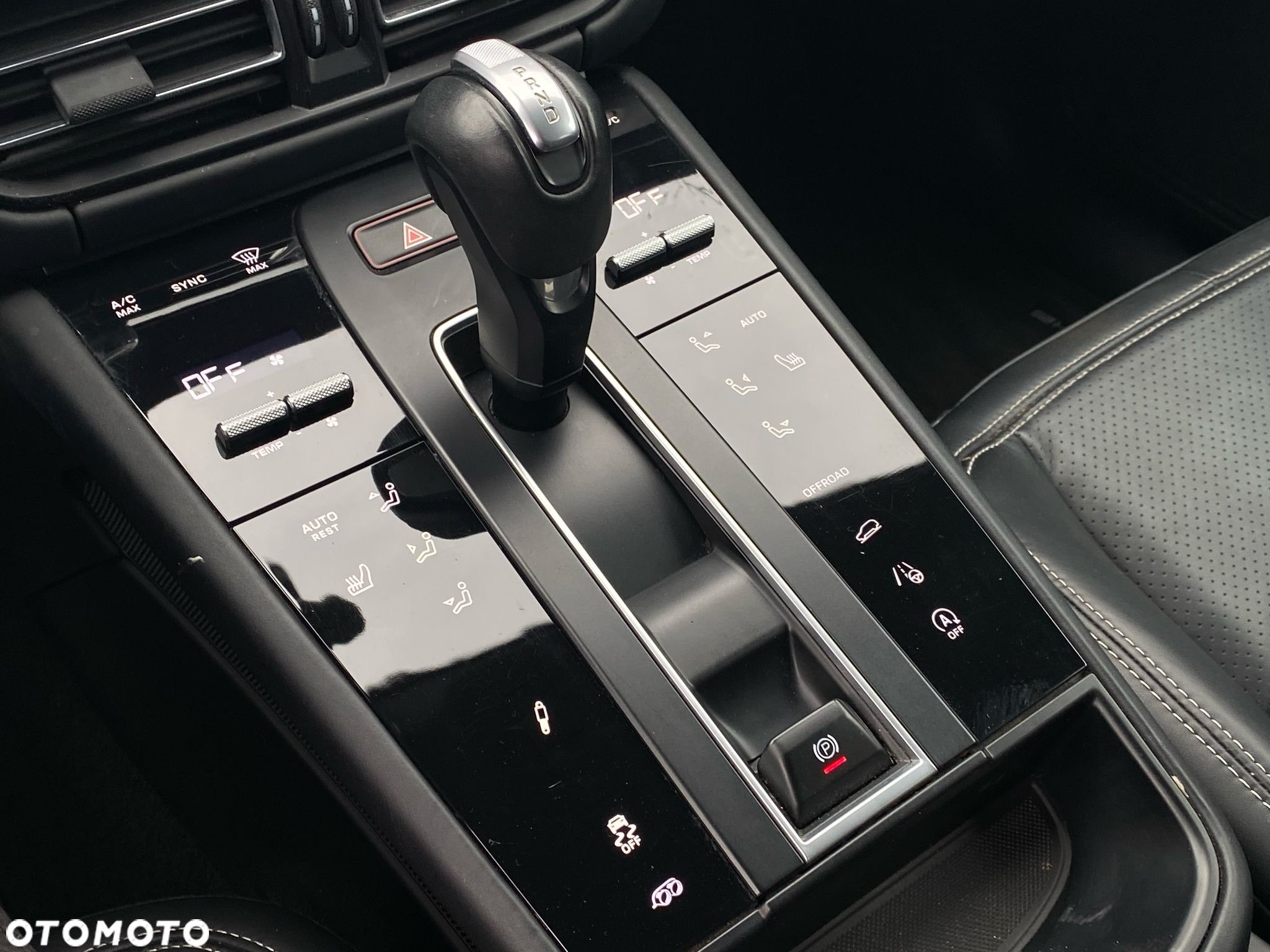 Porsche Macan T - 17