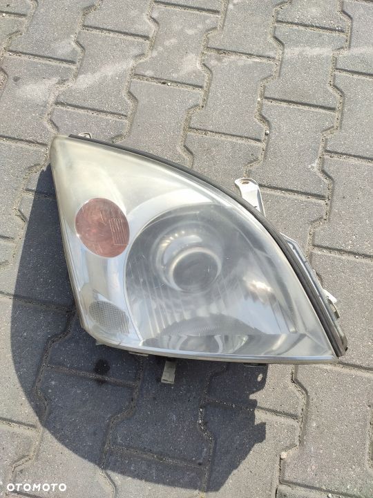 LAMPA PRZÓD PRAWA TOYOTA T25 AVENSIS - 1