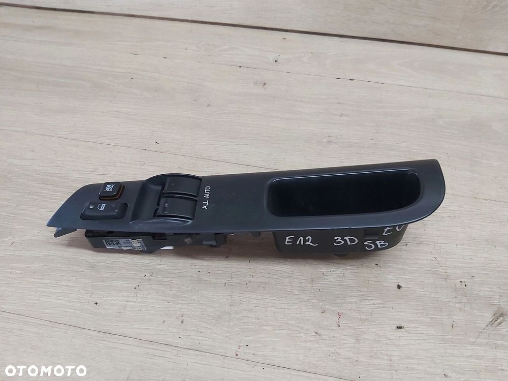 Toyota Corolla E12 przełącznik szyb lewy przód panel 3D - 1