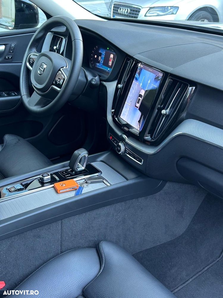 Volvo XC 60 B4 MHEV AT8 FWD Momentum - 13