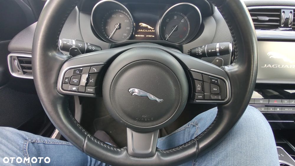 Jaguar XE - 16