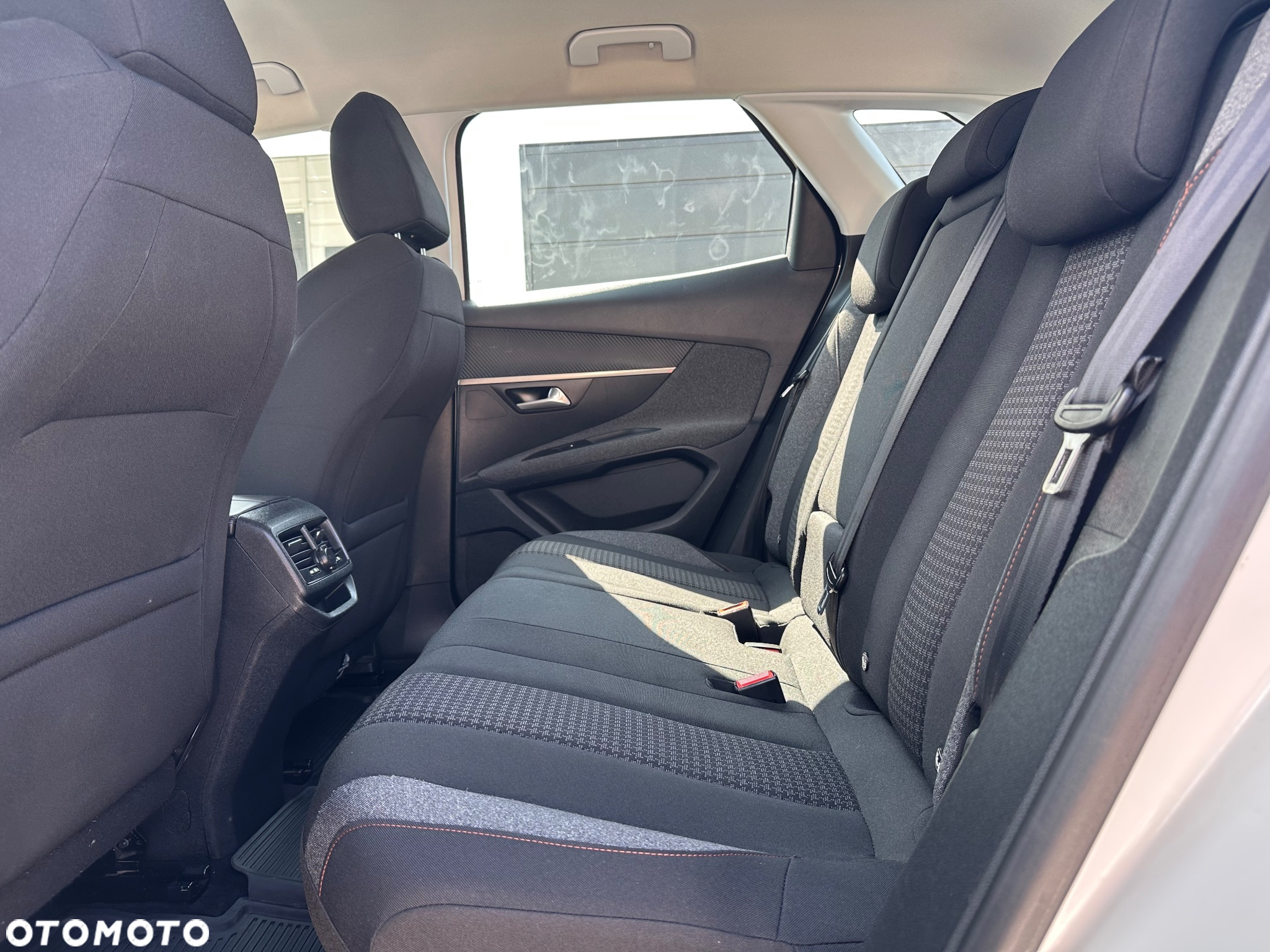 Peugeot 3008 1.6 BlueHDi Allure S&S - 26