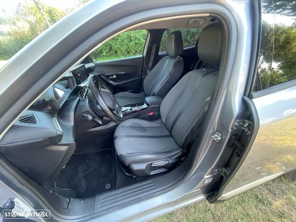 Peugeot e-2008 Allure - 9