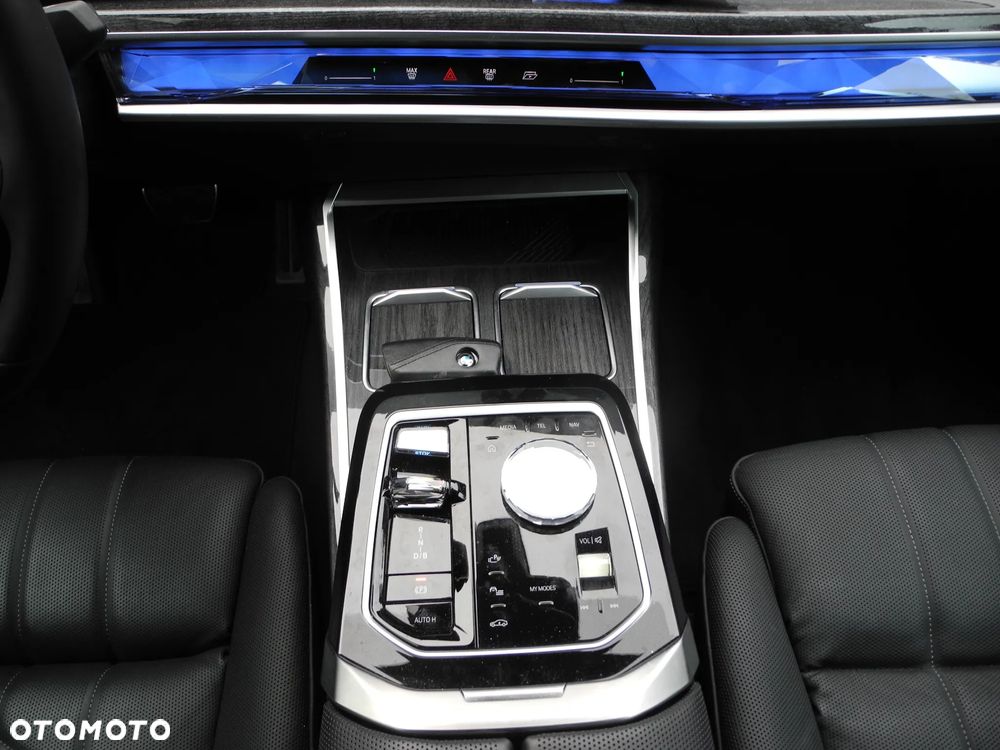 BMW i7 - 13
