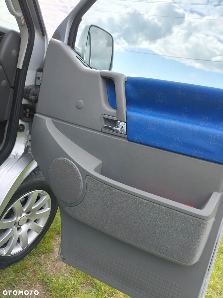 Volkswagen Multivan - 25