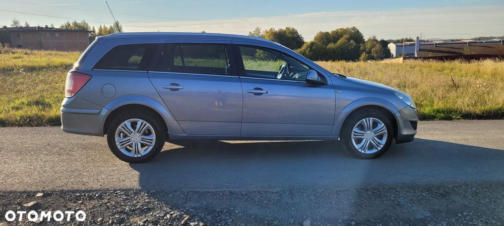Opel Astra 2010 photo 4