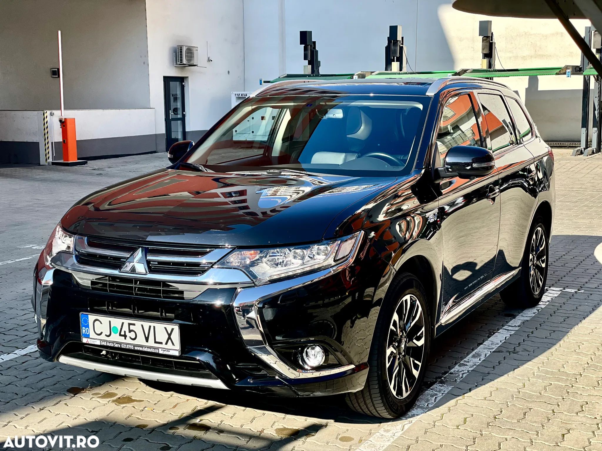 Mitsubishi Outlander - 1