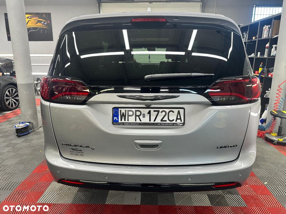 Chrysler Pacifica - 11