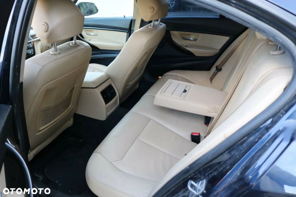 BMW Seria 3 320i - 5