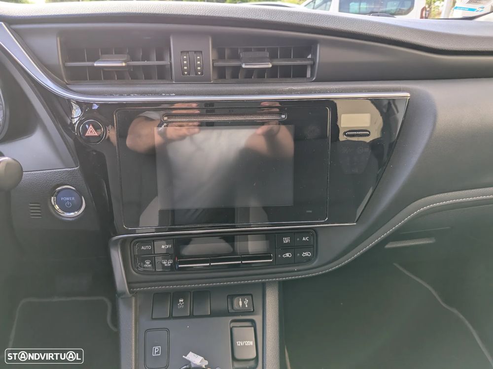 Toyota Auris Touring Sports 1.8 HSD Freestyle - 11