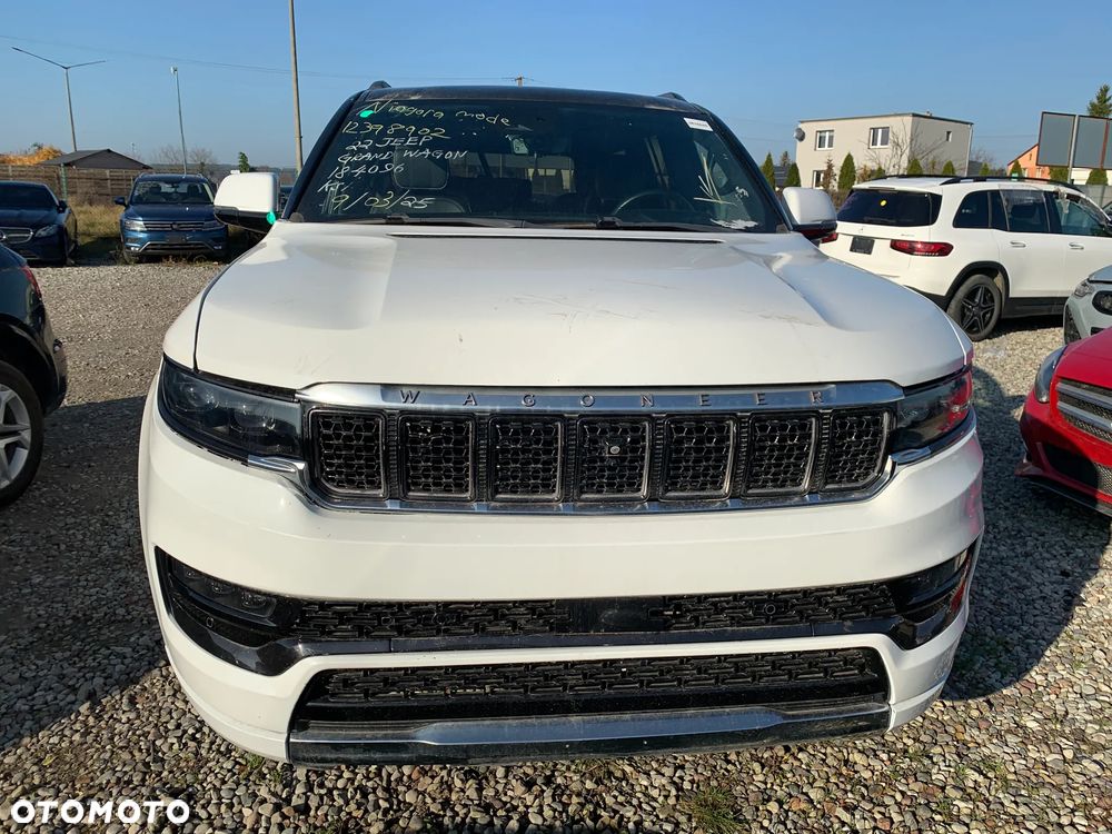 Jeep Grand Wagoneer - 6