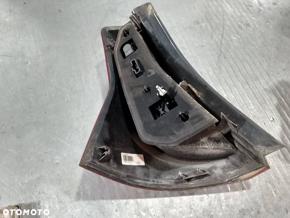 LAMPA TYLNA PRAWA DACIA SANDERO I 8200734824  62421002 HATCHBACK - 5