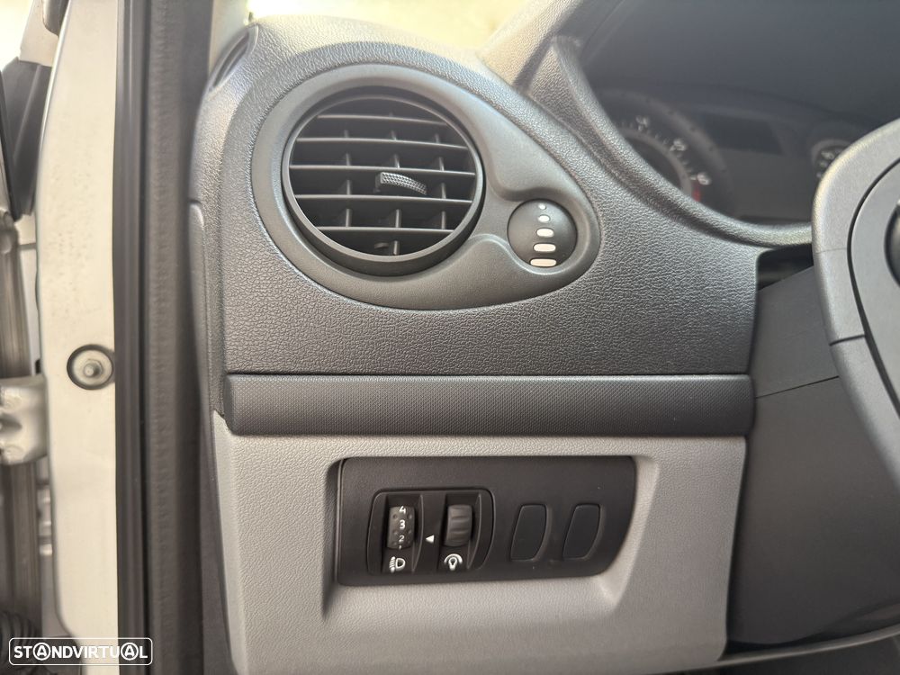 Renault Clio 1.2 16V Confort - 10