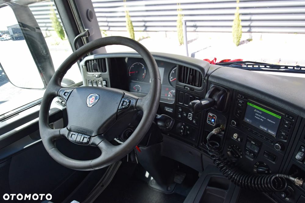 Scania P410 / 8x4 / EURO 6 / WYWROTKA / HYDROBURTA / AUTOMAT / KAMERA COFANIA / NAWIGACJA / HAK / NISKI PRZEBIEG / 2016 / SERWISOWANY / SPROWADZONY - 24