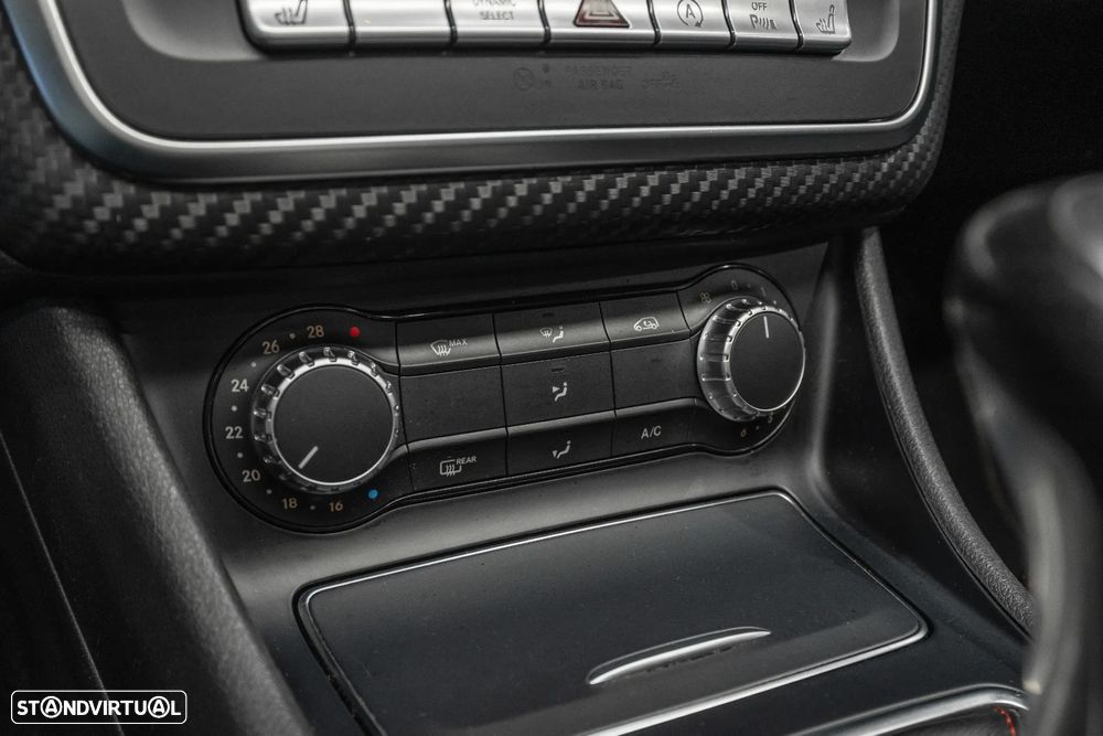 Mercedes-Benz A 180 AMG Line - 17