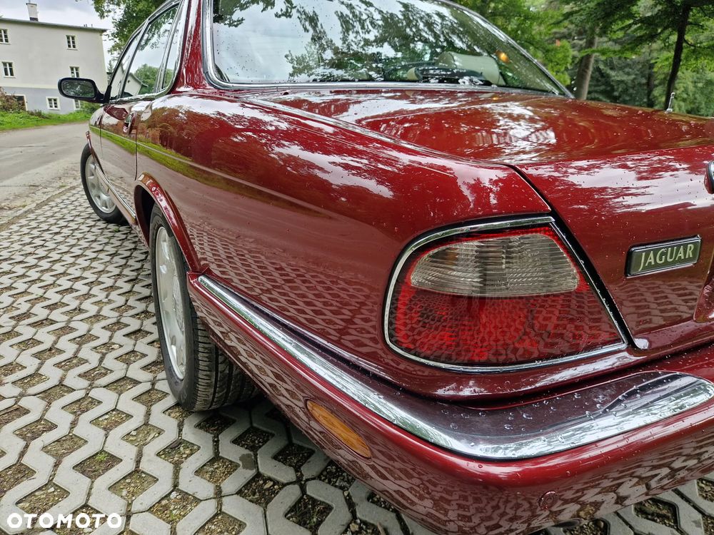 Jaguar XJ - 12