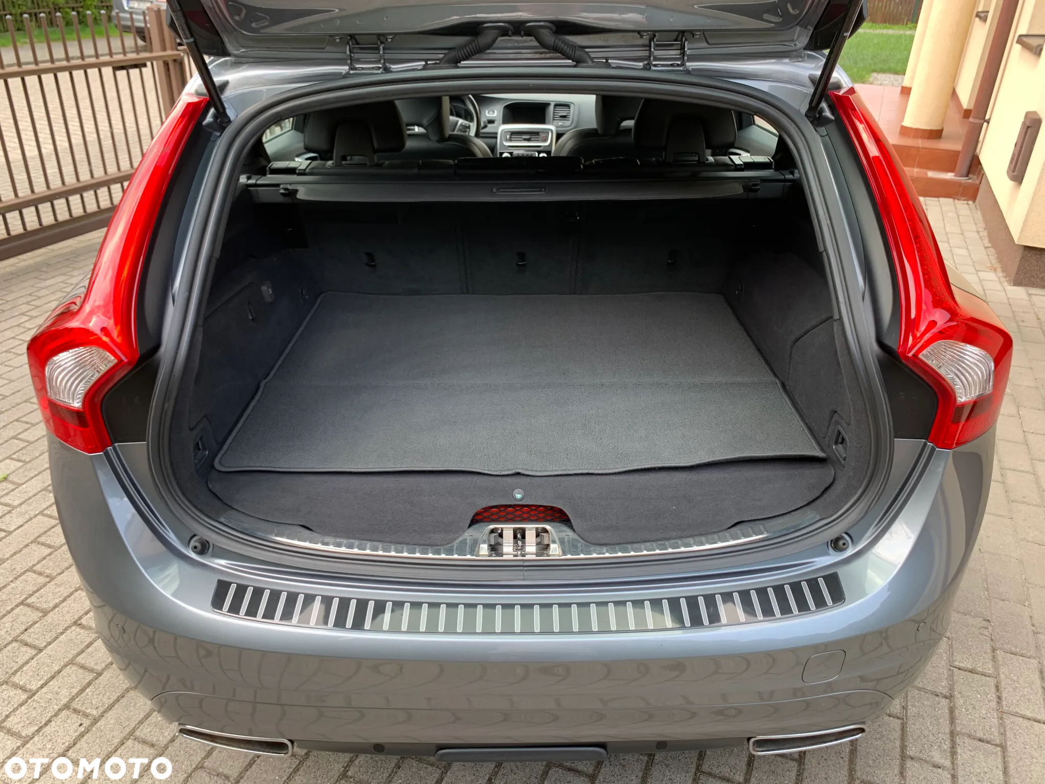 Volvo V60 D6 AWD Plug-in Hybrid Summum - 11