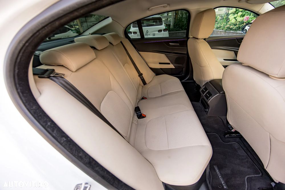 Jaguar XE 2.0 Pure - 31