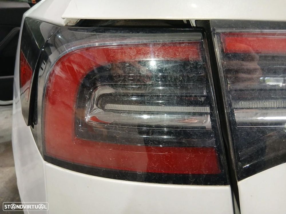 Farolim esquerdo TESLA Model Y (5YJY) - 1