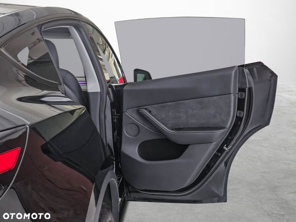 Tesla Model Y Long Range AWD - 24