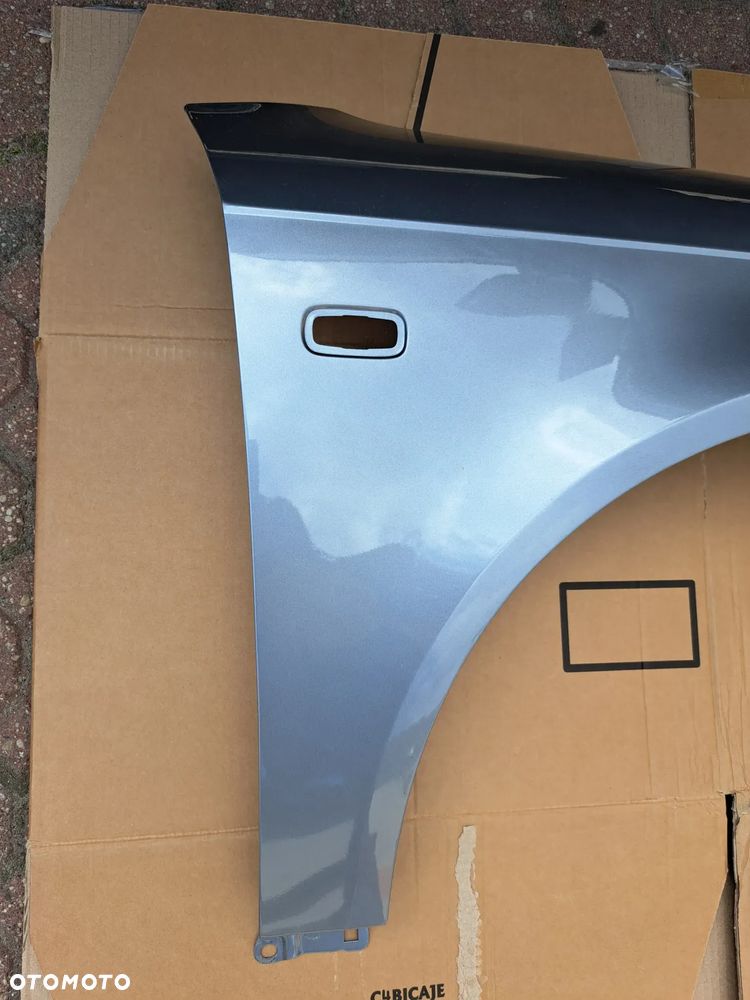 Błotnik  AUDI A4 LY7G (Quartz Gray Metalic  kwarcowy szary) prawy przód do modeli sedan kombi od 2004 do 2007 - 2