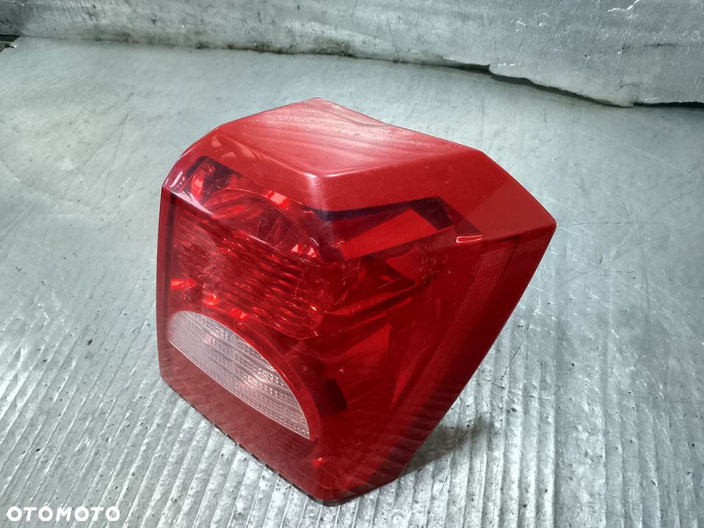 LAMPA TYLNA PRAWA DODGE CALIBER 320078B  05303752A  05303880A - 3