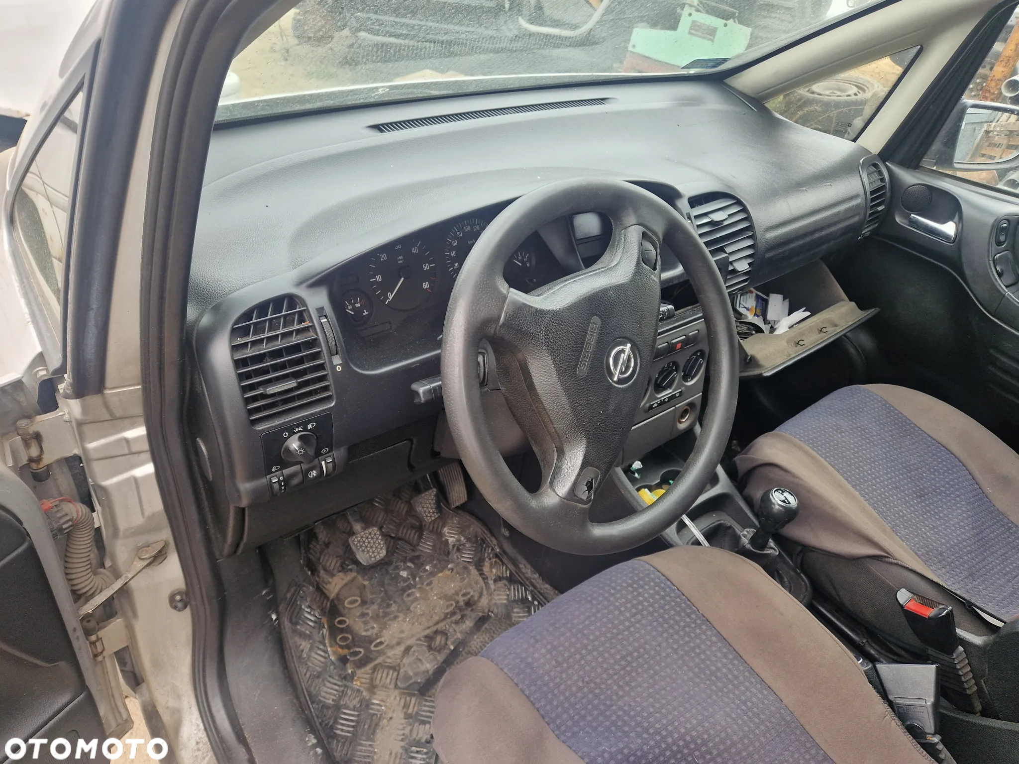 opel zafira A fotel fotele kanapa deska kokpit podsufitka boczek boczki klamka podłokietnik licznik prędkościomierz panel - 3