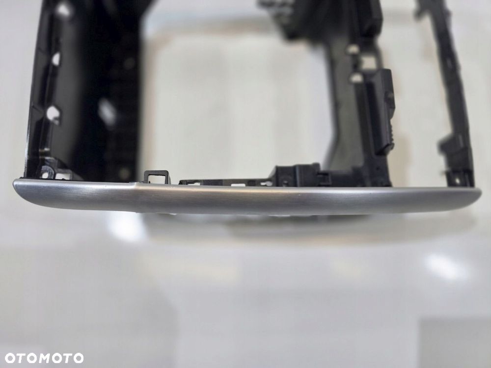 RAMKA RADIA KONSOLI ŚRODKOWEJ MERCEDES W245 07r - 3