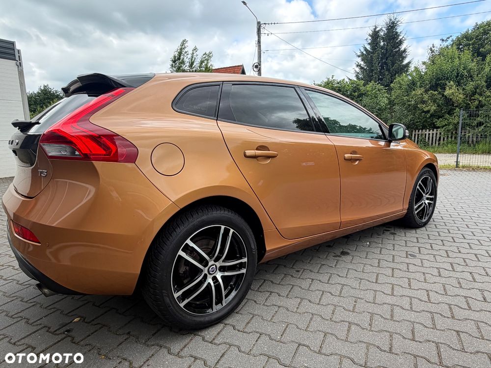 Volvo V40 T3 R Design - 9