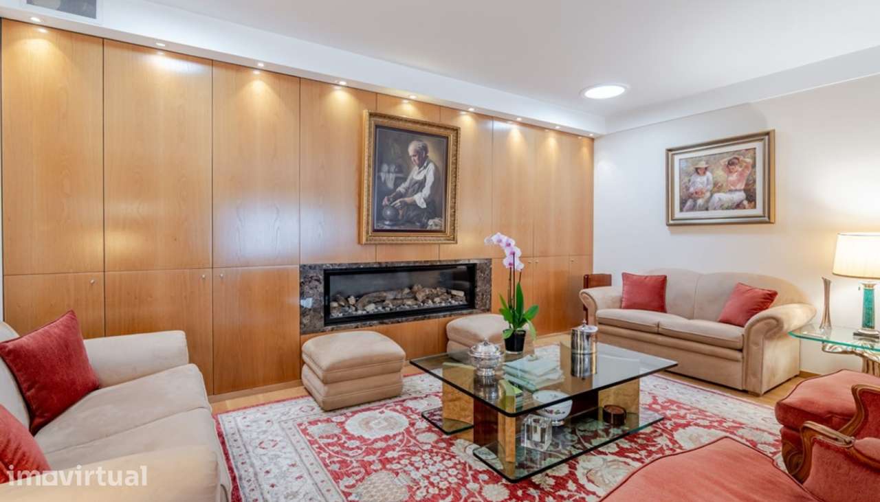 Moradia V4 com jardim em zona privilegiada do Porto - Grande imagem: 2/24