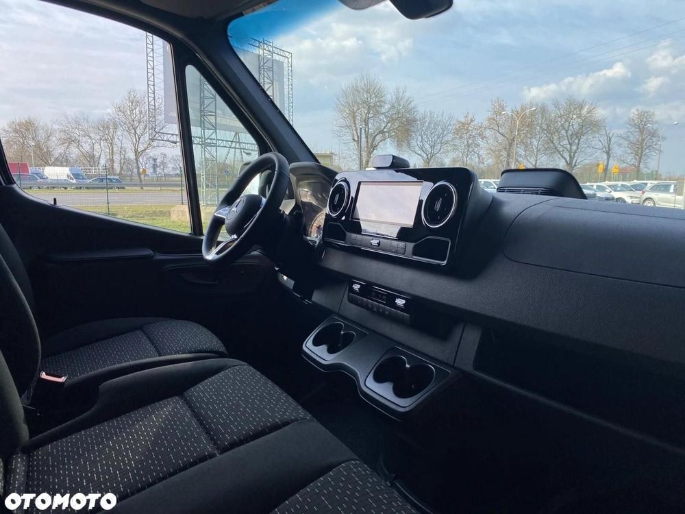 Mercedes-Benz Sprinter - 11