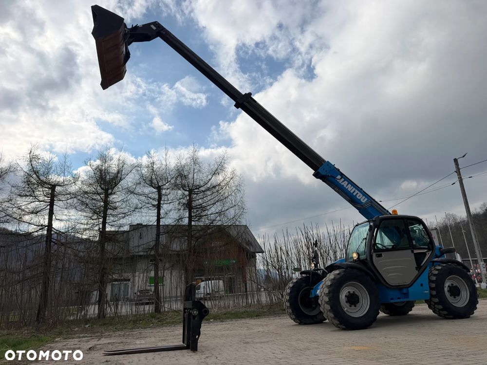 Manitou MT932 Ładowarka Teleskopowa 9m wysuw!  UDŹWIG 3,2 TONY! Przebieg 2600 mtg. jak Nowa z SALONU 2016 rok z Norwegii z Gospodarstwa rolnego! Silnik DEUTZ 110 km. Aktualne Serwisy w Dekra. Nowy Model sterowane wszystko z 1 dżojstika. Widły i łyżka. Ani deka luzu czy wycieku. OKAZJA! Jazda REWERS + 4 biegi. Skręt 3 tryby. - 38