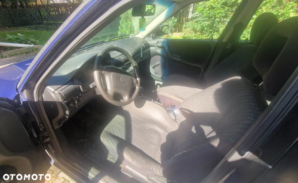 Opel Astra 1.6 - 9
