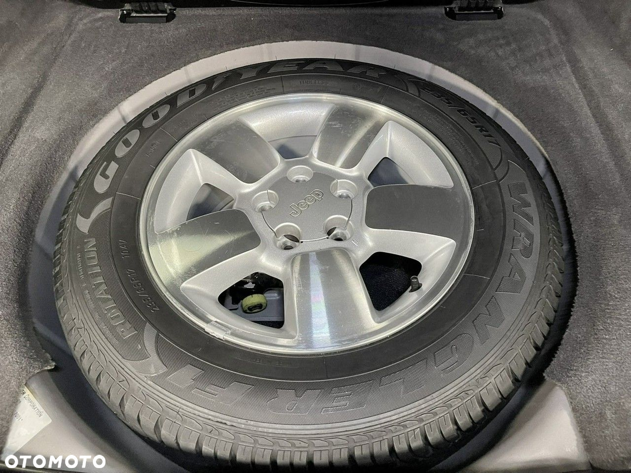 Jeep Grand Cherokee - 32