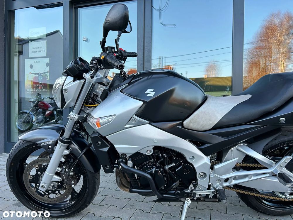 Suzuki GSR - 3