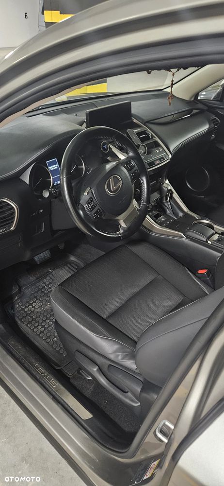 Lexus NX 300h Comfort AWD - 4