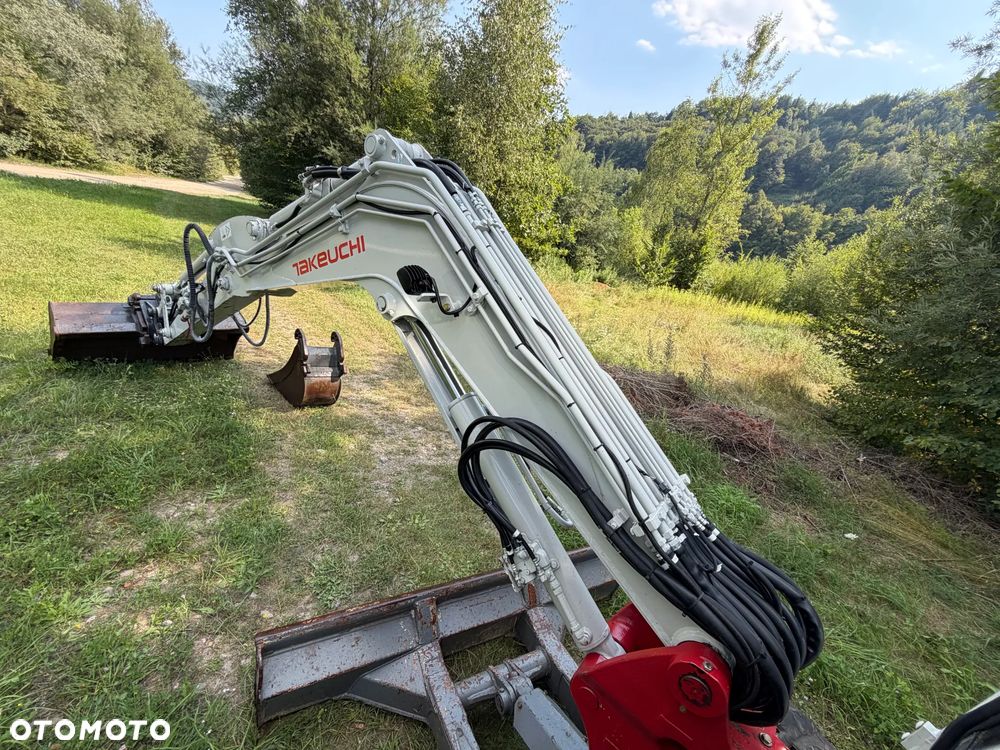 Takeuchi TB 260 Japońska Koparka Gąsienicowa 6 ton. Szybka maszyna i potężna moc. jak Nowa z Salonu 2020 rok. Niski Przebieg-2800mtg. KLIMATYZACJA. Nagłośnienie. Łyżka skarpowa oraz kopiąca. Szybko-złącze hydrauliczne. Yanmar silnik 4 cylindry! Maszyna z Norwegii. ani deka luzów i wycieków! OKAZJA Linia Hydr podwójna. Plus .Długie ramię PLUS. Oświetlenie LED dodatkowe. Zamki na tłokach. Wielka Okazja! Pełne sterowanie z dżojstików!! Aktualna DEKRA! - 35