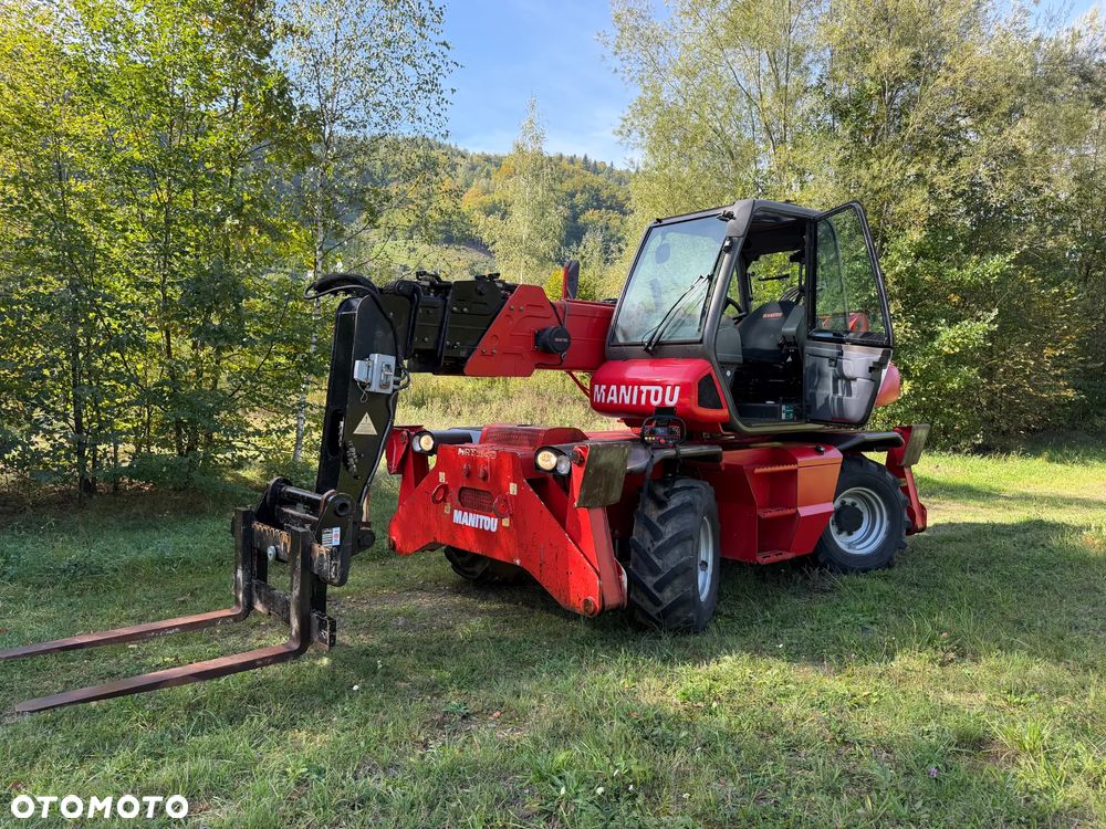 Manitou MRT 1840 Ładowarka Teleskopowa Obrotowa ROTO. Pełny obrót. PILOT. Dźwig Zwyżka 18 metrów wysuw. 4 tony Udźwig! PERKINS silnik.  Maszyna nie różni się od Nowej z Salonu! 2017rok, 3500 mtg. Pilot zdalnego sterowania! Widły. Aktualna DEKRA 2026 rok. skręt 4 koła KRAB. Auto-poziomowanie! małe gabaryty maszyny. Mała waga a potężny zasięg i udzwig! Pełna Dokumentacja do maszyny! Wielka okazja. Ładowarka sprowadzona z Norwegii. Pracowała sporadycznie i lekko w urzędzie miejskim! Zerowe zużycie! Wyjścia Hydrauliczne dodatkowe