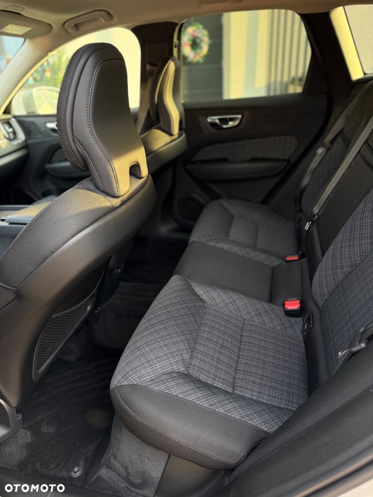 Volvo XC 60 B4 B Momentum Pro - 19