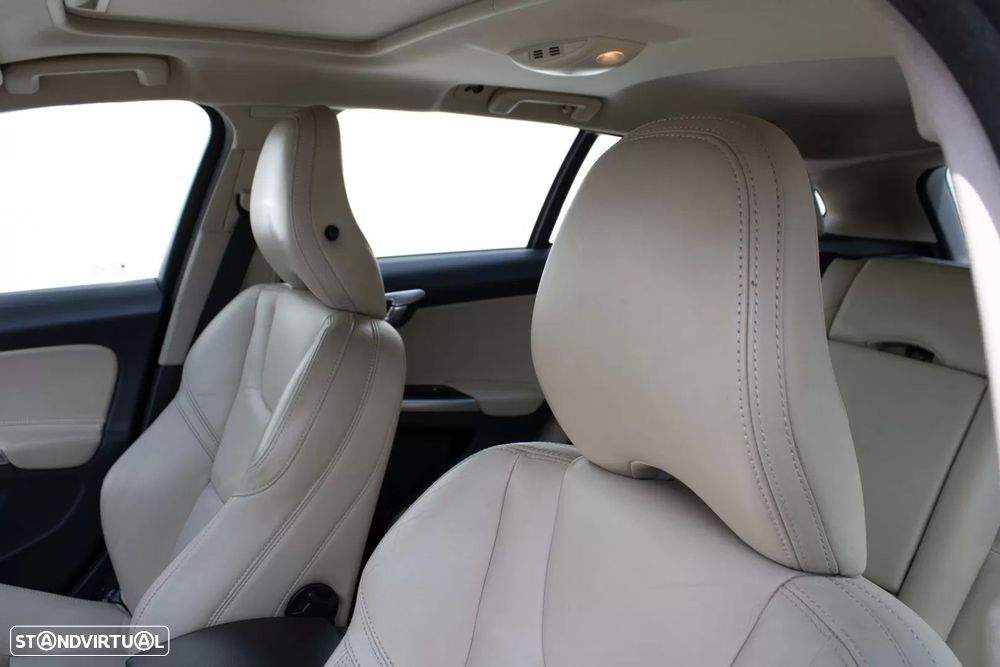 Volvo V60 D6 Plug-In-Hybrid AWD Geartronic Momentum — fotografia 16