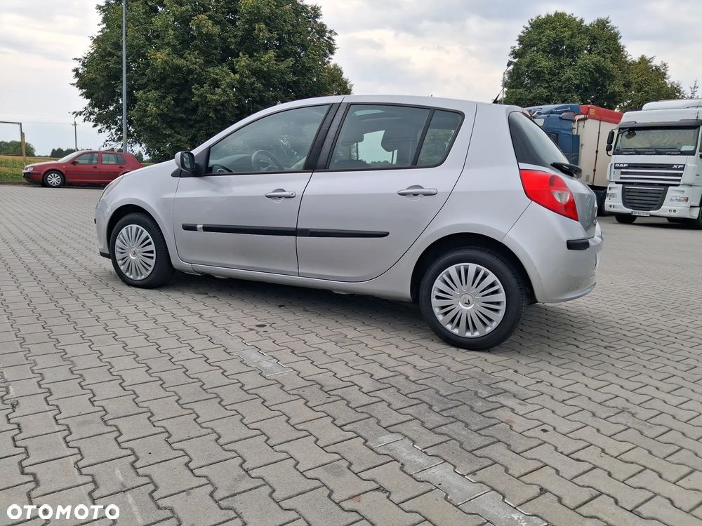 Renault Clio 1.2 16V 75 Night and Day - 11