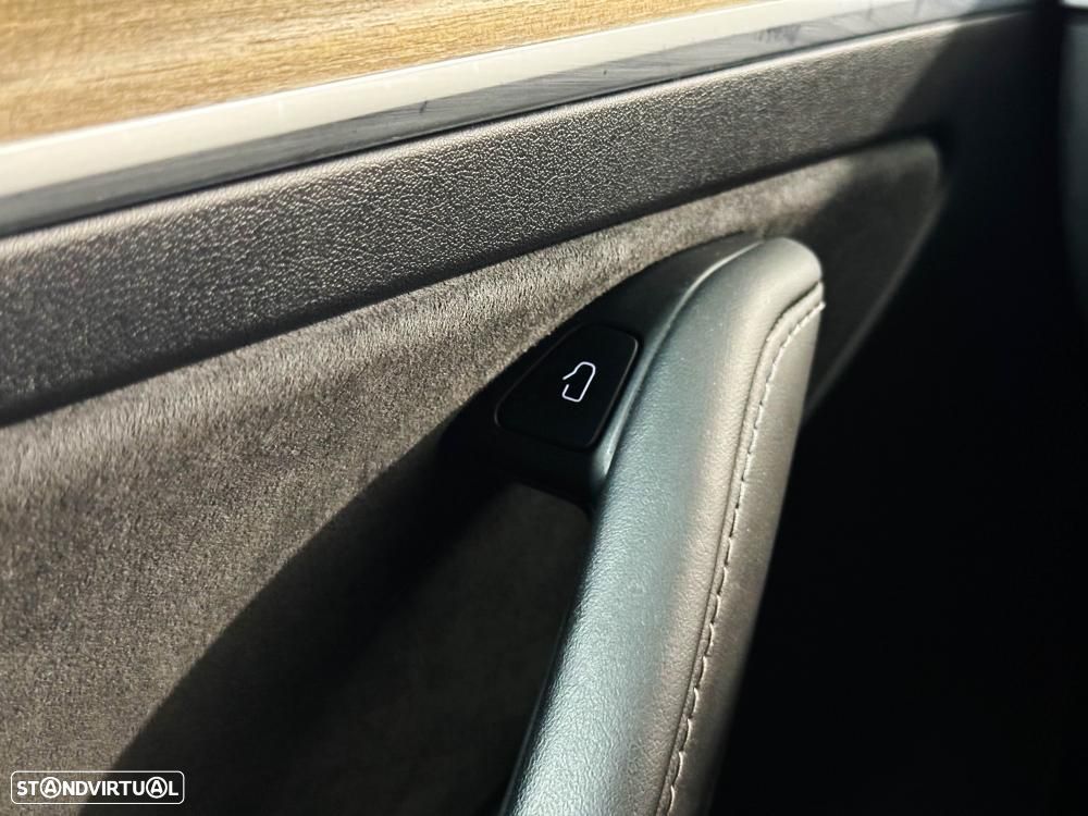 Tesla Model Y Long Range Dual Motor AWD - 47