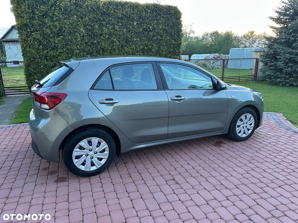 Kia Rio 1.2 L - 12