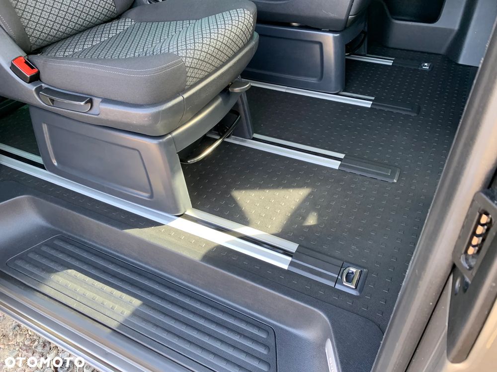 Volkswagen TRANSPORTER T6.1, DSG 4Motion, T6 4x4 plus reduktor napędów, Model BULLY MULTIVAN DELUX ORYGINAL, Światła LED, Fotele obracane kapitańskie, Dynamiczne zawieszenie komfortowe, 3 strefowa klimatyzacja, Felgi specjalne, Pakiet akustyczny, Stolik CAMPER - 38