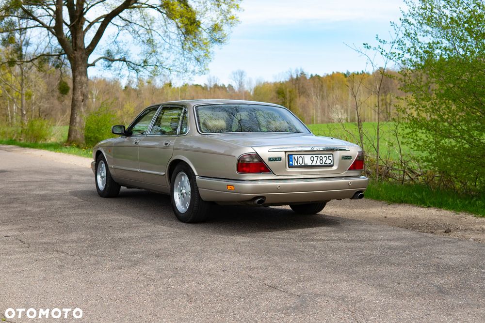 Jaguar XJ - 4
