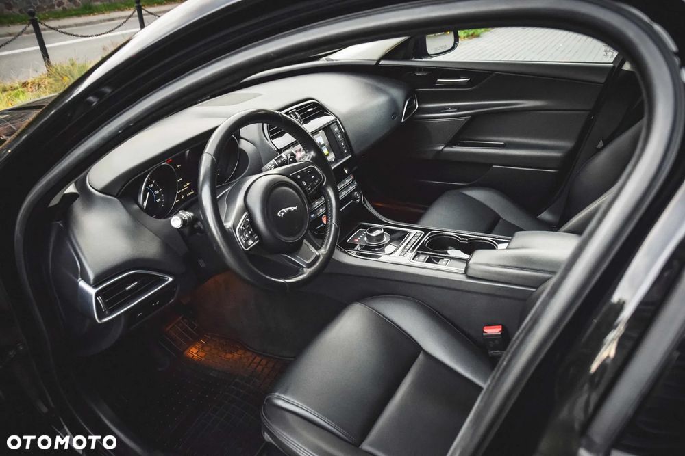 Jaguar XE 2.0 T R-Sport - 5